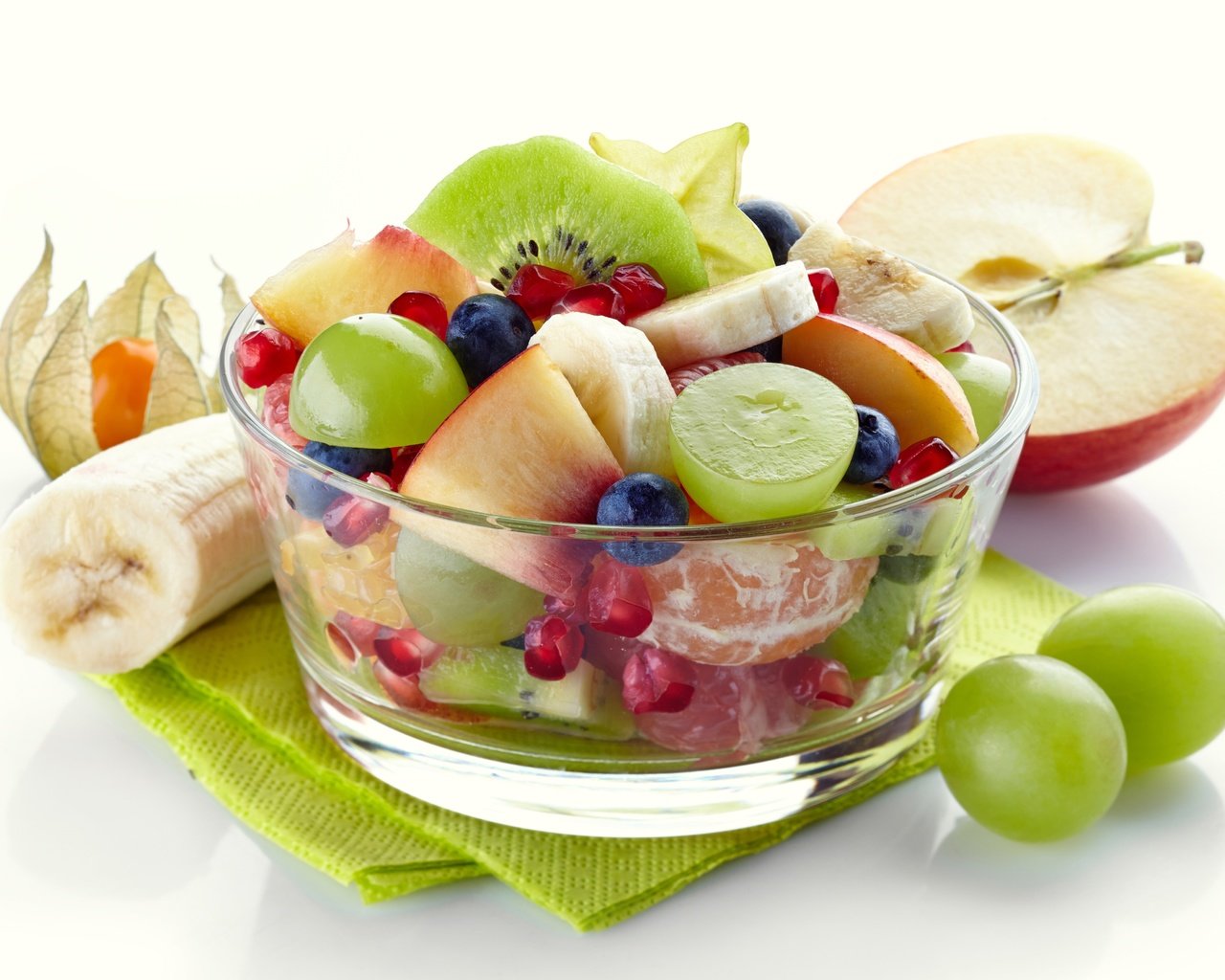 Обои виноград, ваза, фрукты, банан, ягоды, гранат, белый фон, салат, яблоко, салфетки, дольки, киви, черника, grapes, vase, fruit, banana, berries, garnet, white background, salad, apple, swipe, slices, kiwi, blueberries разрешение 5208x3744 Загрузить