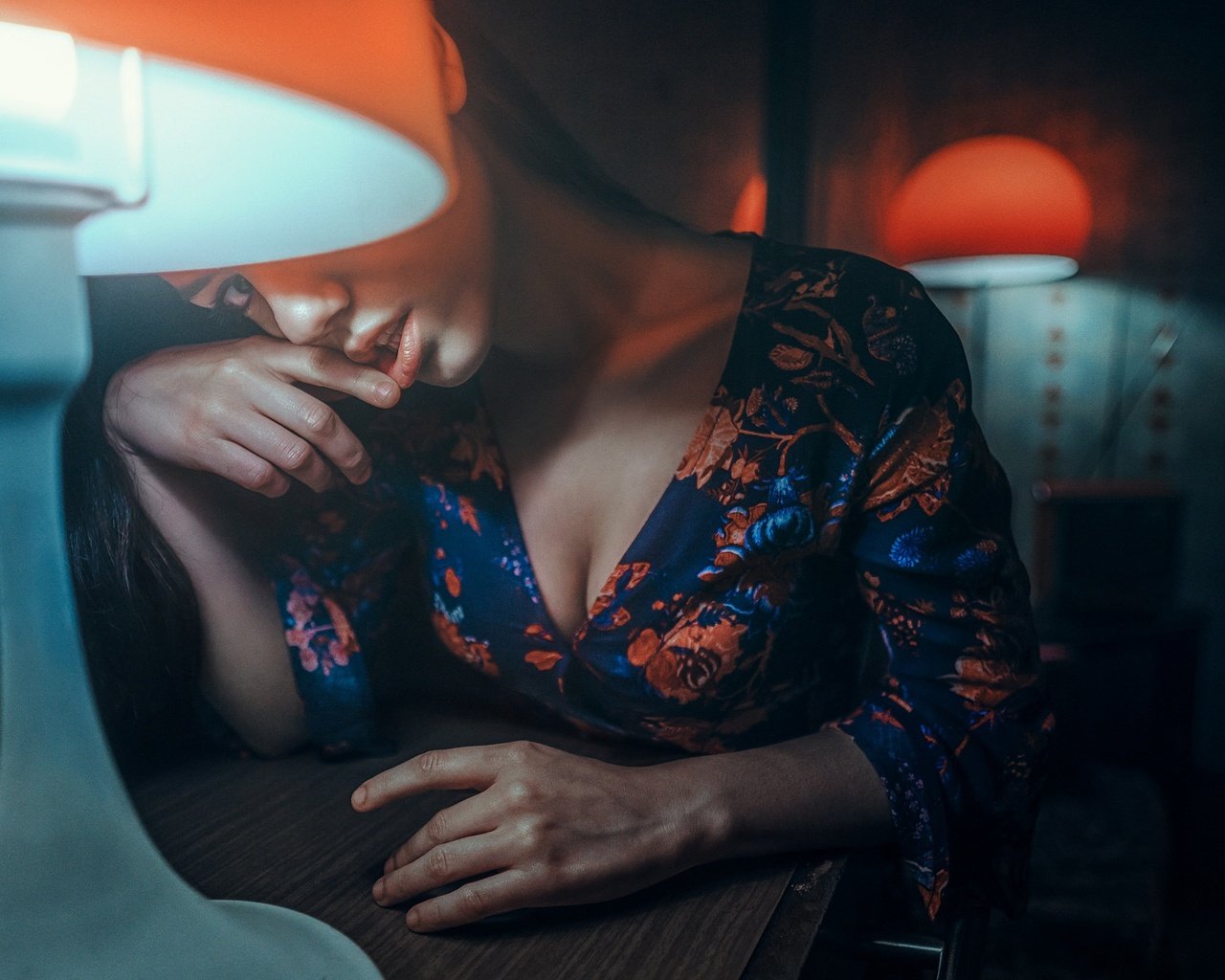 Обои девушка, взгляд, лампа, модель, лицо, декольте, girl, look, lamp, model, face, neckline разрешение 2048x1366 Загрузить