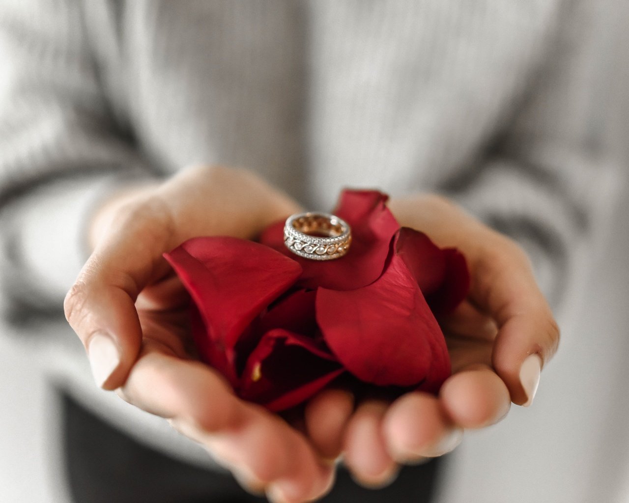 Обои лепестки, кольцо, руки, драгоценности, ювелирные изделия, обручальное кольцо, petals, ring, hands, jewelry разрешение 6016x4016 Загрузить