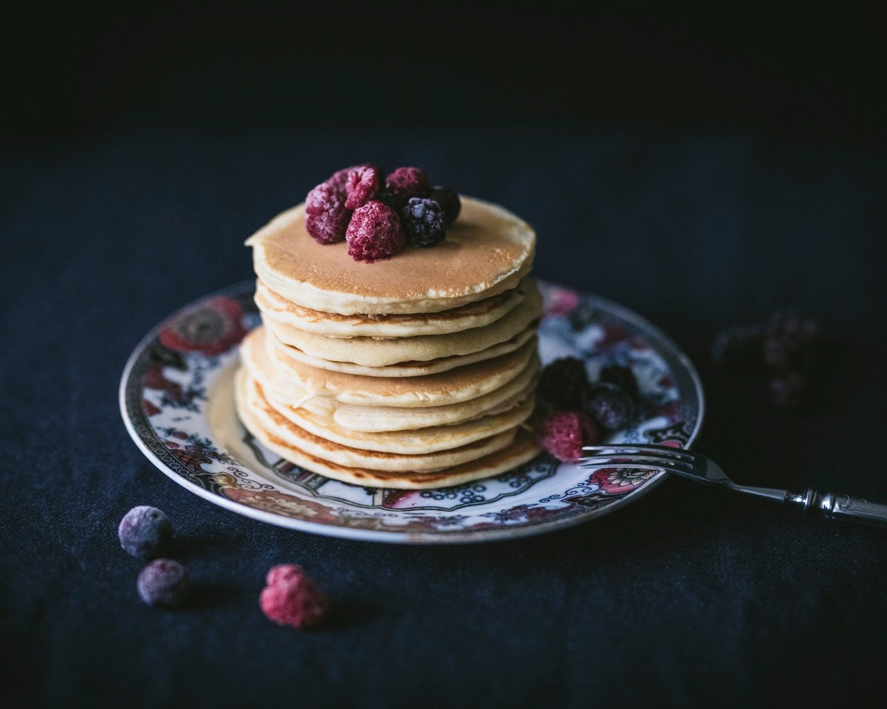 Обои малина, ягоды, черника, завтрак, выпечка, оладьи, raspberry, berries, blueberries, breakfast, cakes, pancakes разрешение 6720x4480 Загрузить