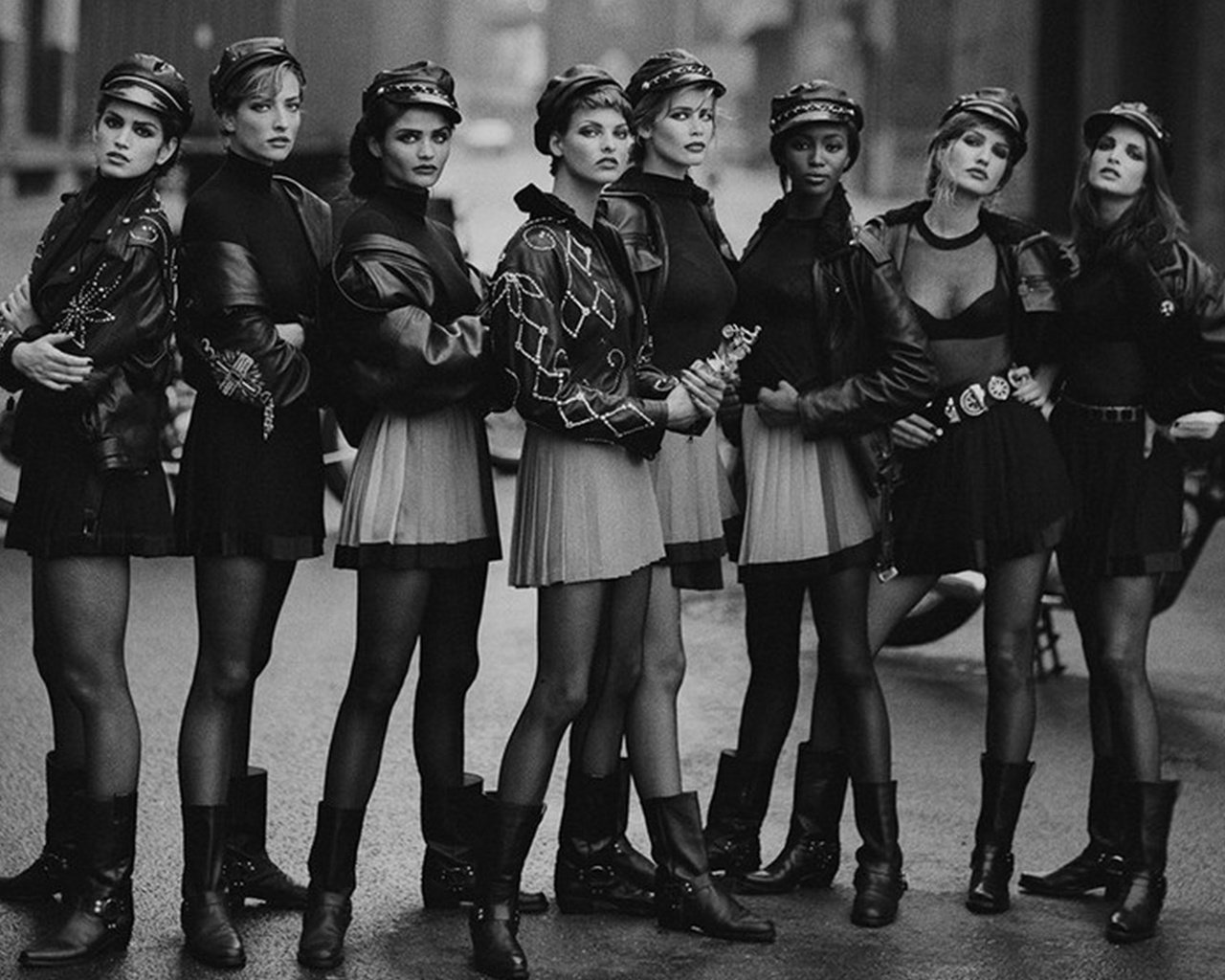Обои ретро, восемь девушек, ножки, фигура, модели, сапоги, чернобелая, девушка в кепке, мини юбка, retro, eight girls, legs, figure, model, boots, black and white, the girl in the cap, mini skirt разрешение 1920x1080 Загрузить