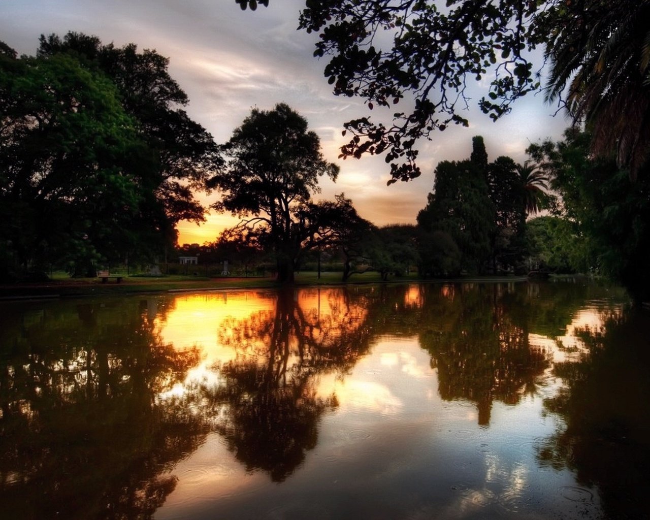 Обои небо, облака, деревья, река, закат, отражение, the sky, clouds, trees, river, sunset, reflection разрешение 1920x1080 Загрузить