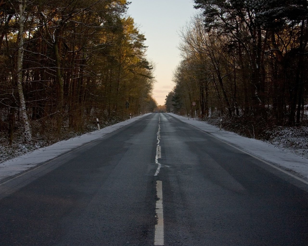 Обои дорога, лес, зима, разметка, знак, road, forest, winter, markup, sign разрешение 1920x1080 Загрузить