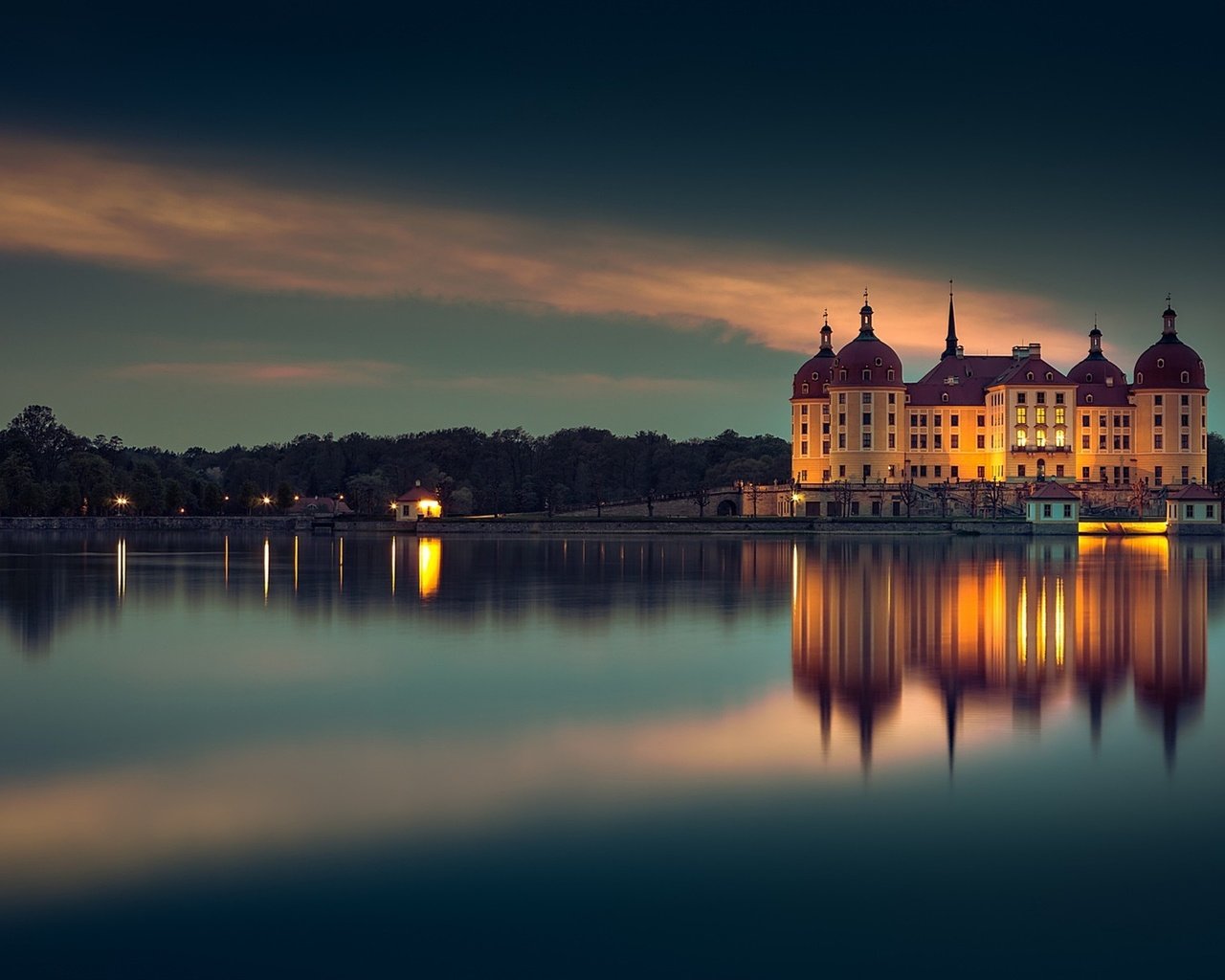 Обои ночь, огни, вечер, озеро, здания, германия, морицбург, night, lights, the evening, lake, building, germany, moritzburg разрешение 1920x1200 Загрузить