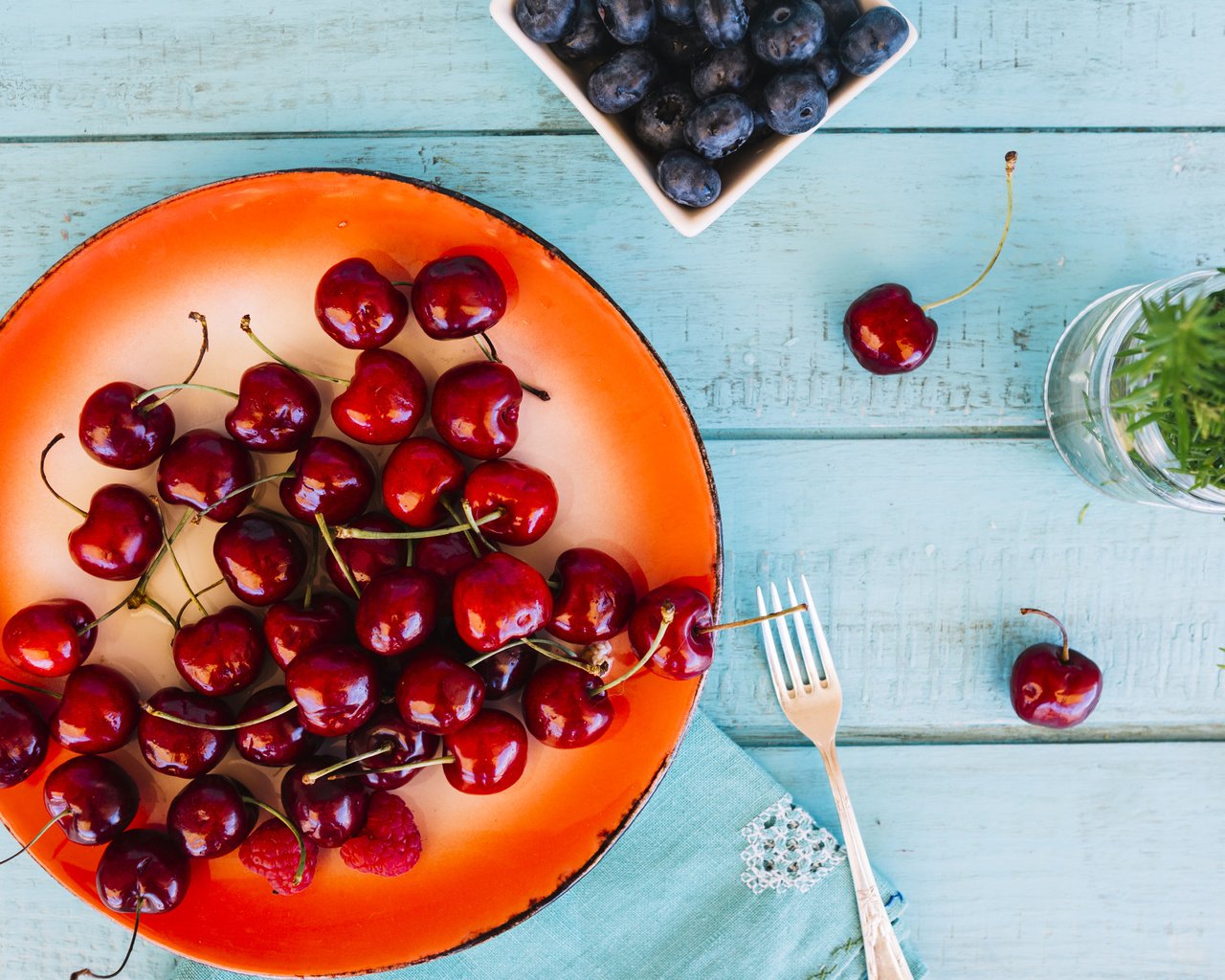 Обои ягоды, вишня, черника, тарелка, berries, cherry, blueberries, plate разрешение 5242x3495 Загрузить