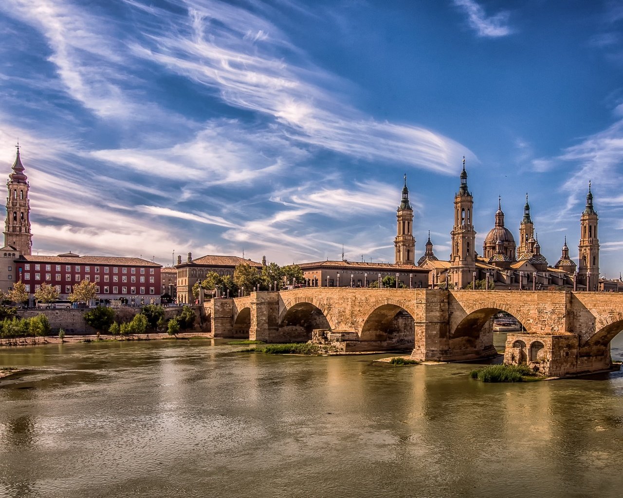 Обои мост, город, башни, испания, сарагоса, bridge, the city, tower, spain, zaragoza разрешение 2048x1152 Загрузить