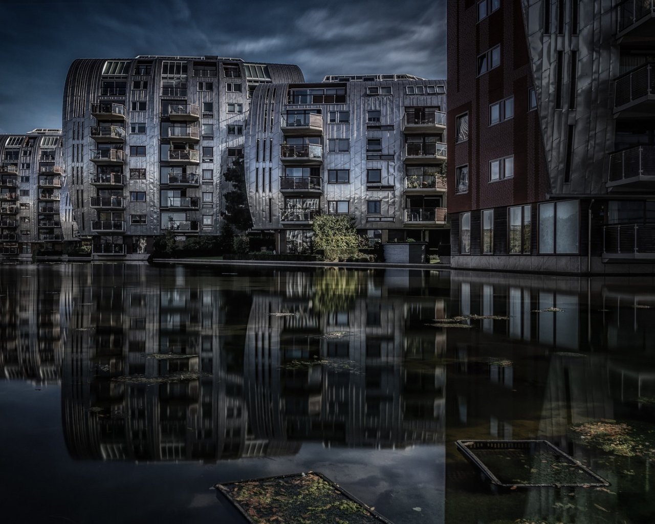 Обои вода, отражения, фон, серый, дома, строения, water, reflection, background, grey, home, structure разрешение 1920x1080 Загрузить