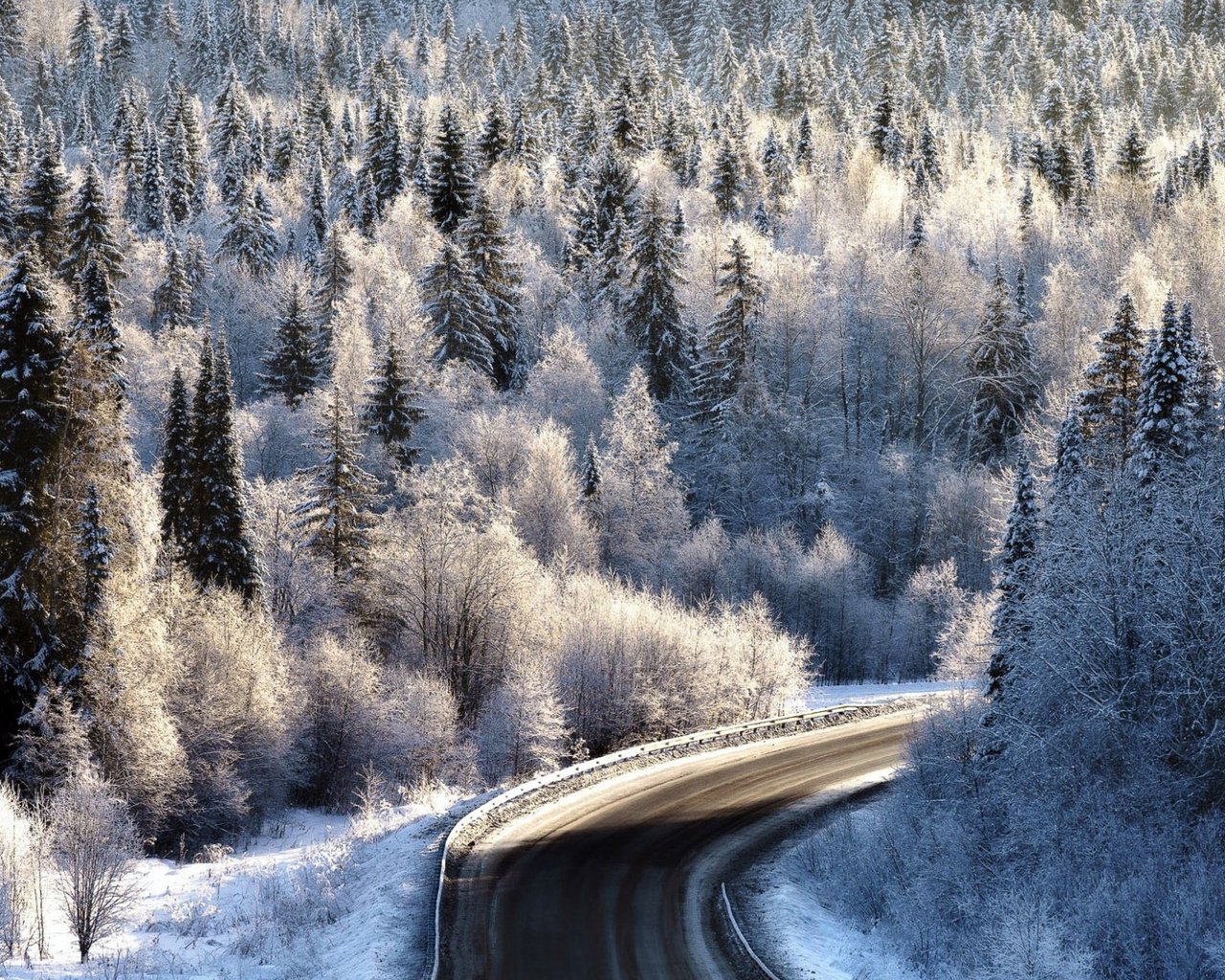 Обои дорога, лес, зима, иней, road, forest, winter, frost разрешение 2112x1188 Загрузить