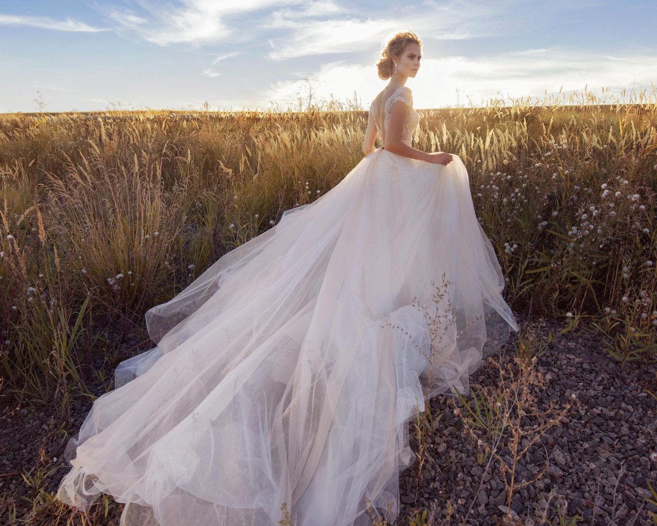 Обои трава, стиль, платье, поле, модель, невеста, grass, style, dress, field, model, the bride разрешение 2112x1188 Загрузить