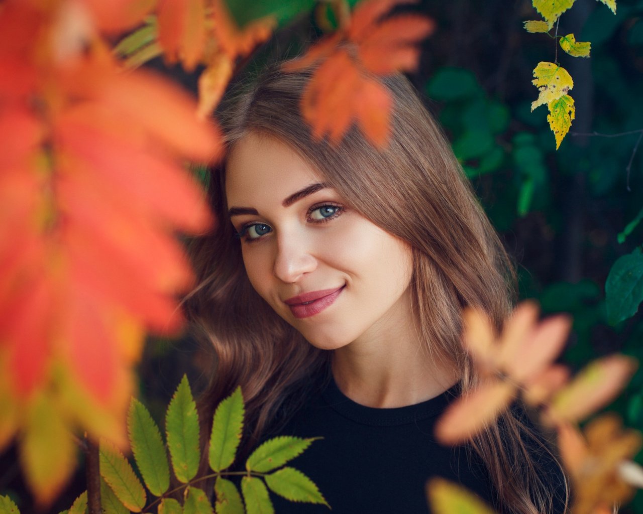 Обои листья, девушка, настроение, улыбка, взгляд, осень, лицо, leaves, girl, mood, smile, look, autumn, face разрешение 2112x1188 Загрузить