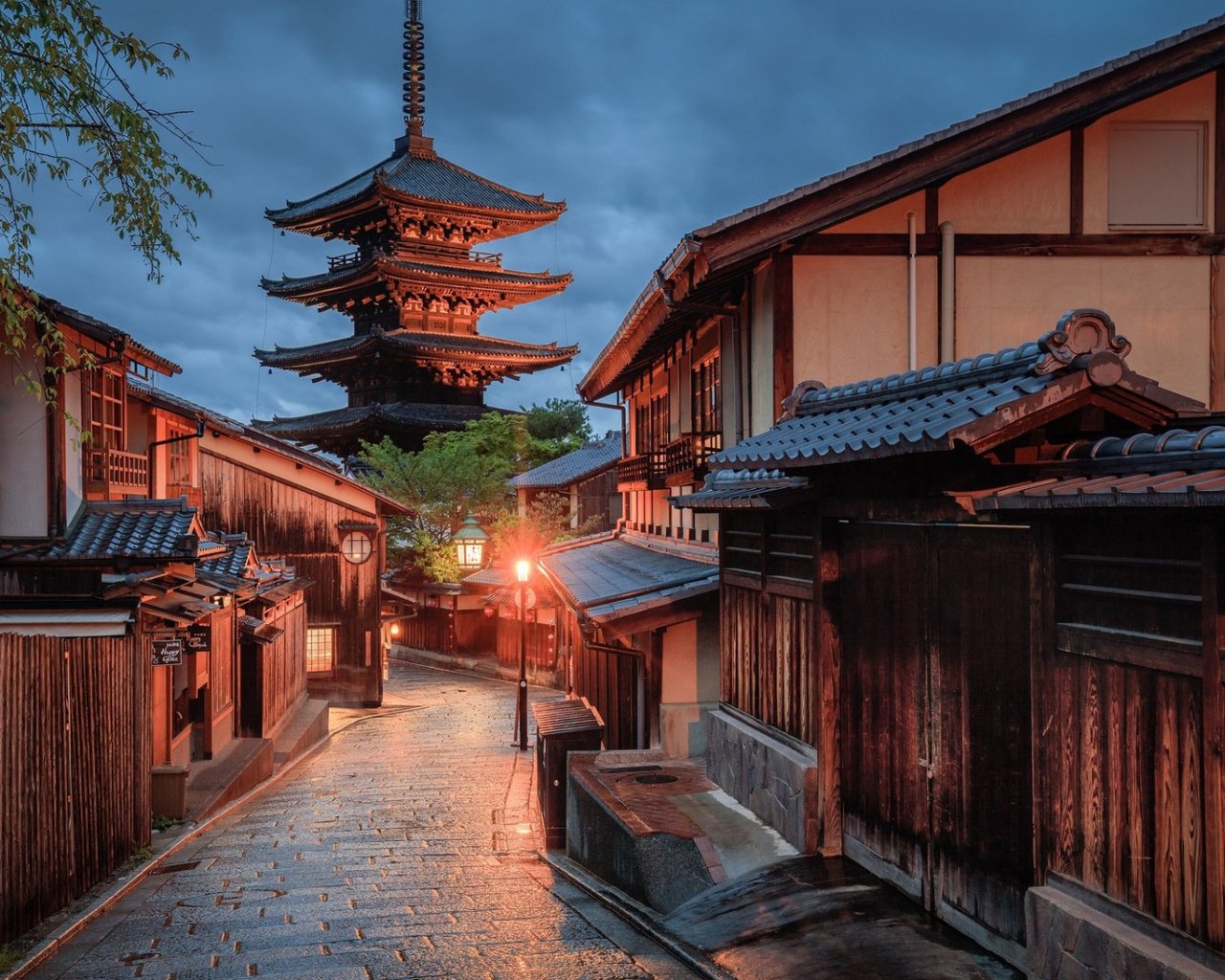 Обои тучи, дорожка, япония, киото, улица, фонарь, clouds, track, japan, kyoto, street, lantern разрешение 1920x1080 Загрузить