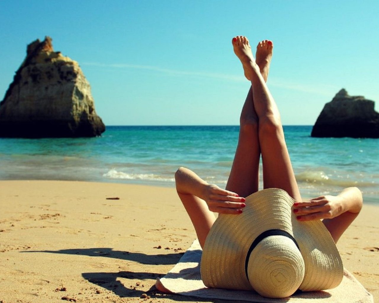 Обои девушка, море, пляж, ноги, шляпа, girl, sea, beach, feet, hat разрешение 2430x1518 Загрузить