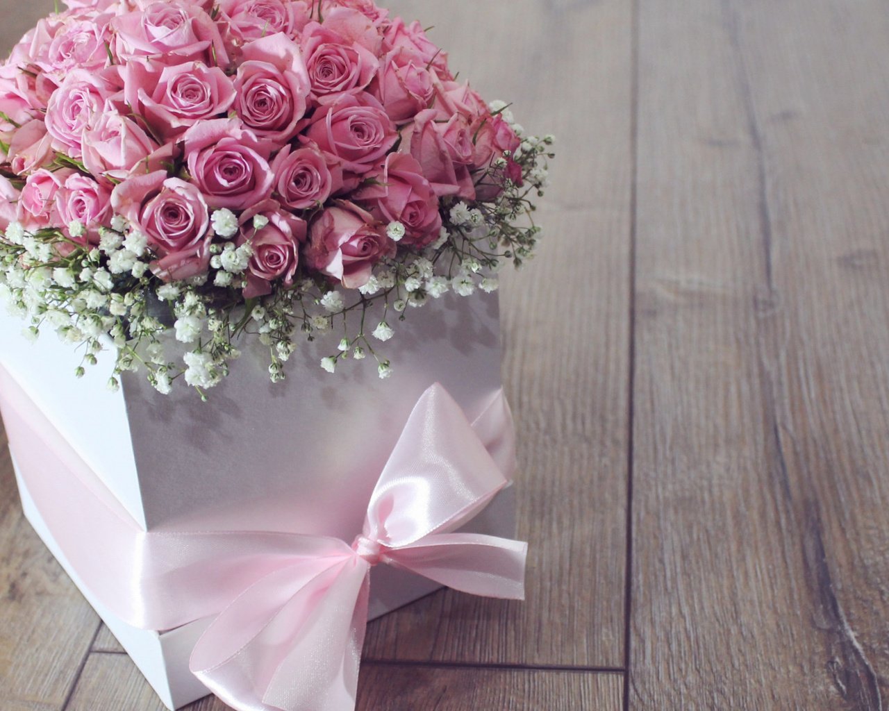 Обои цветы, розы, букет, розовые, лента, подарок, коробка, цветком, flowers, roses, bouquet, pink, tape, gift, box, flower разрешение 2112x1188 Загрузить