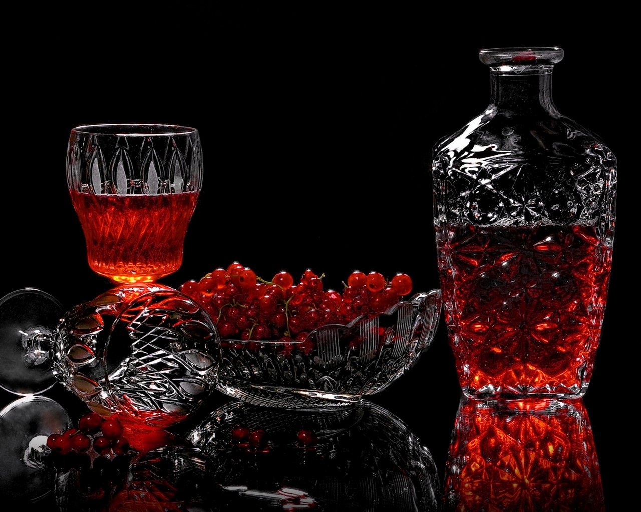 Обои напиток, ягоды, бокалы, смородина, графин, вазочка, drink, berries, glasses, currants, decanter, vase разрешение 2112x1188 Загрузить