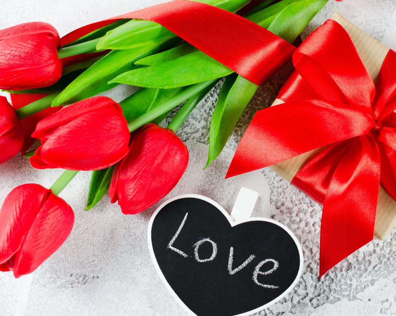 Обои валентинов день, красные, сердечка, любовь, gift box, букет, тюльпаны, лента, подарок, романтик,  цветы, valentine's day, red, heart, love, bouquet, tulips, tape, gift, romantic, flowers разрешение 2112x1188 Загрузить