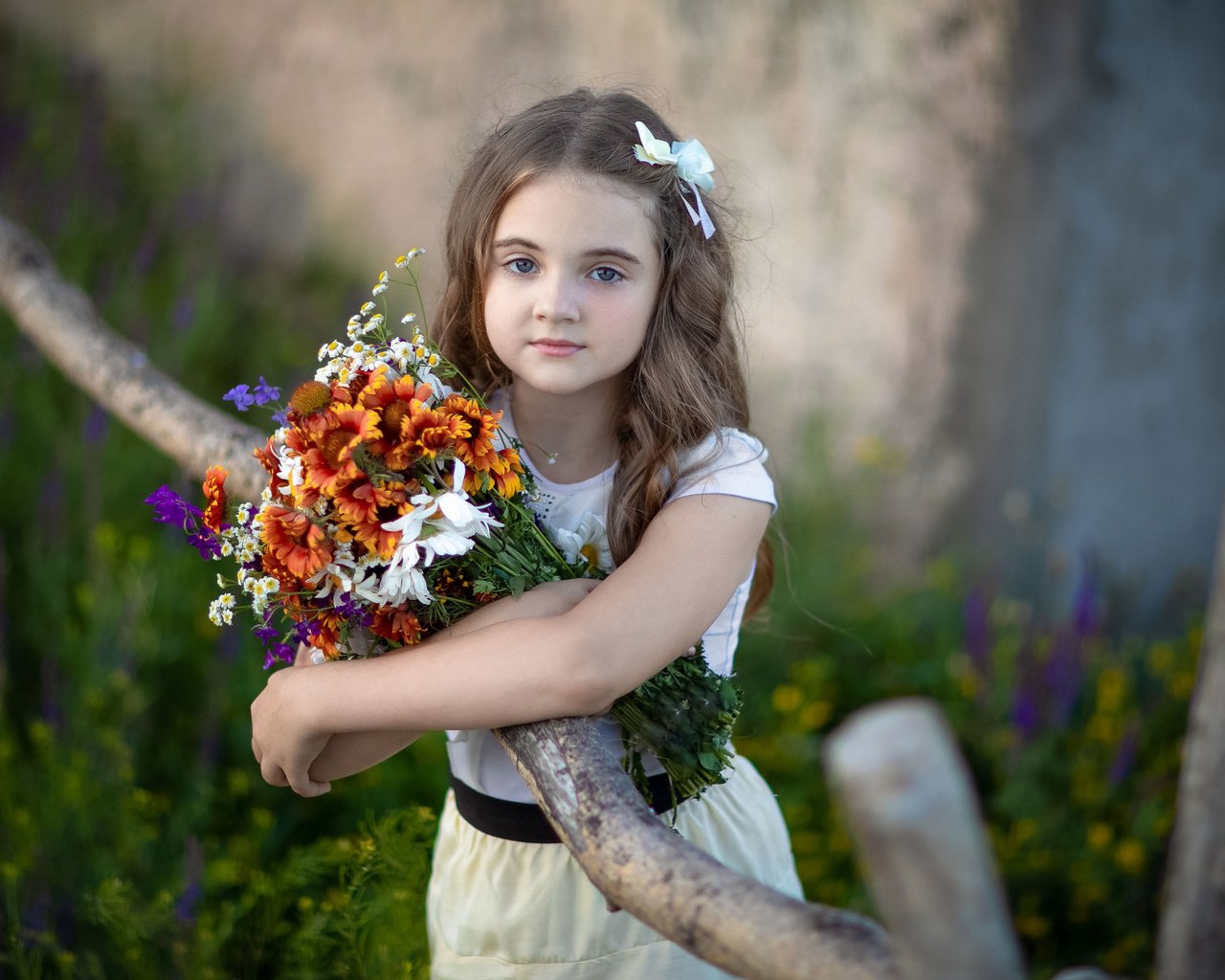 Обои цветы, природа, поза, ветки, девочка, букет, локоны, русая, flowers, nature, pose, branches, girl, bouquet, curls, rus разрешение 2112x1188 Загрузить