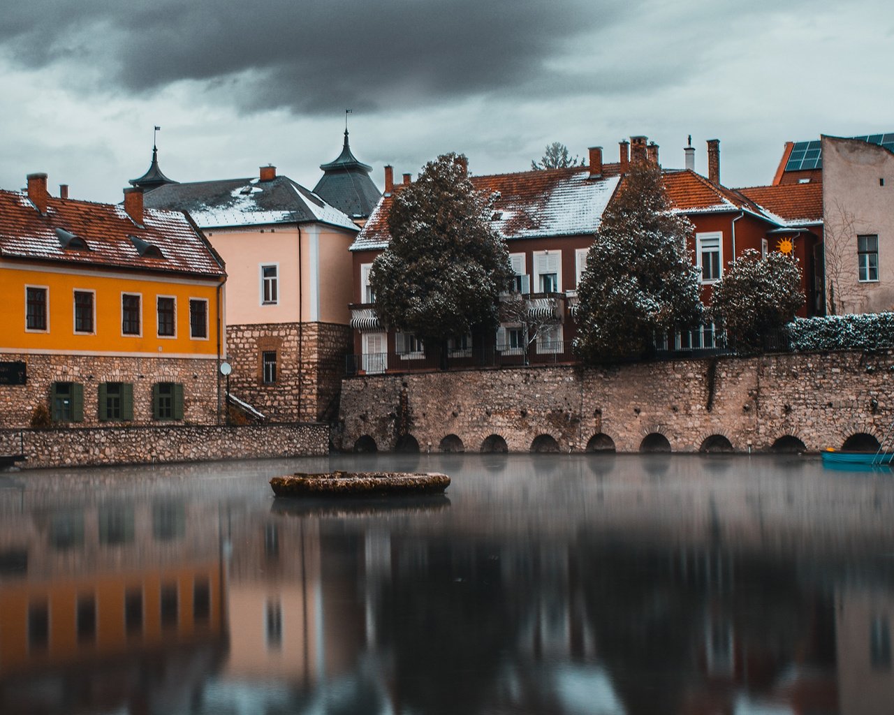 Обои озеро, снег, отражение, город, дома, туча, венгрия, тапольца, lake, snow, reflection, the city, home, cloud, hungary, tapolca разрешение 2112x1188 Загрузить