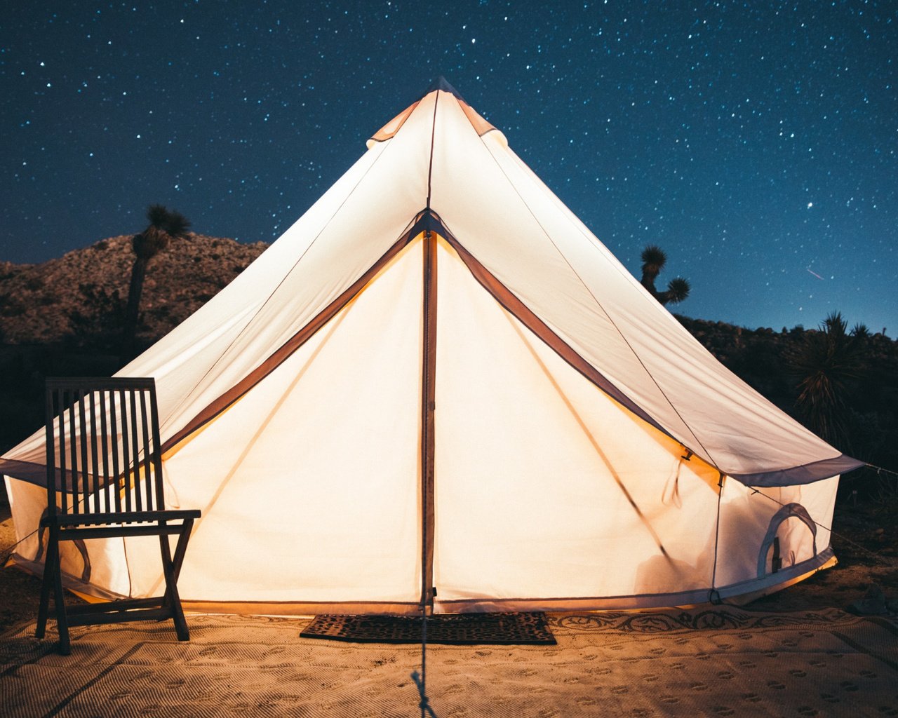 Обои небо, свет, звезды, стул, палатка, вход, kal loftus, the sky, light, stars, chair, tent, entrance разрешение 2112x1188 Загрузить