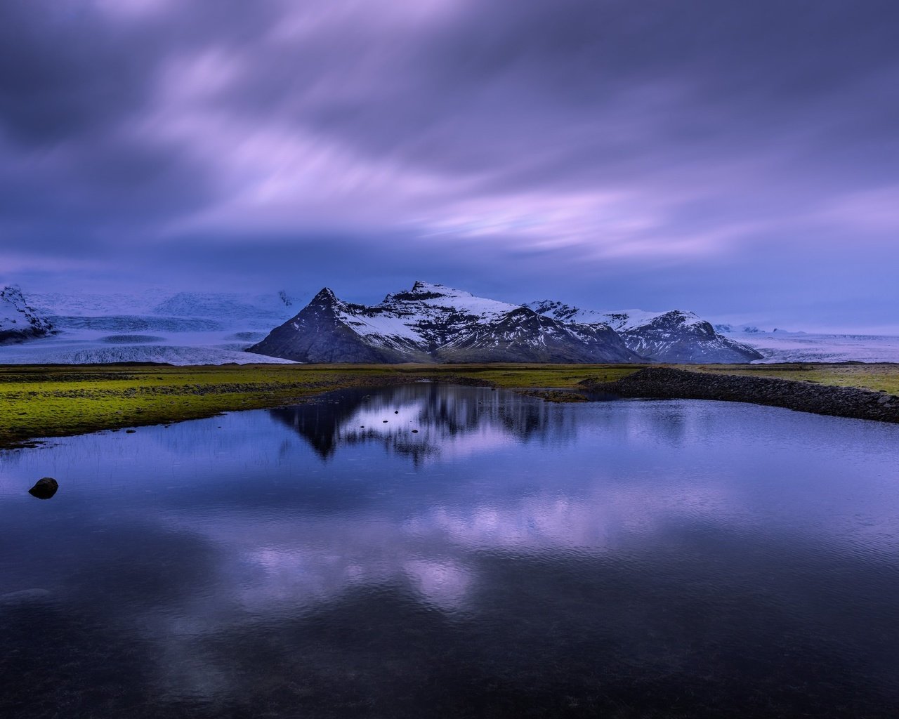 Обои озеро, горы, снег, отражение, сумерки, исландия, lake, mountains, snow, reflection, twilight, iceland разрешение 2048x1367 Загрузить