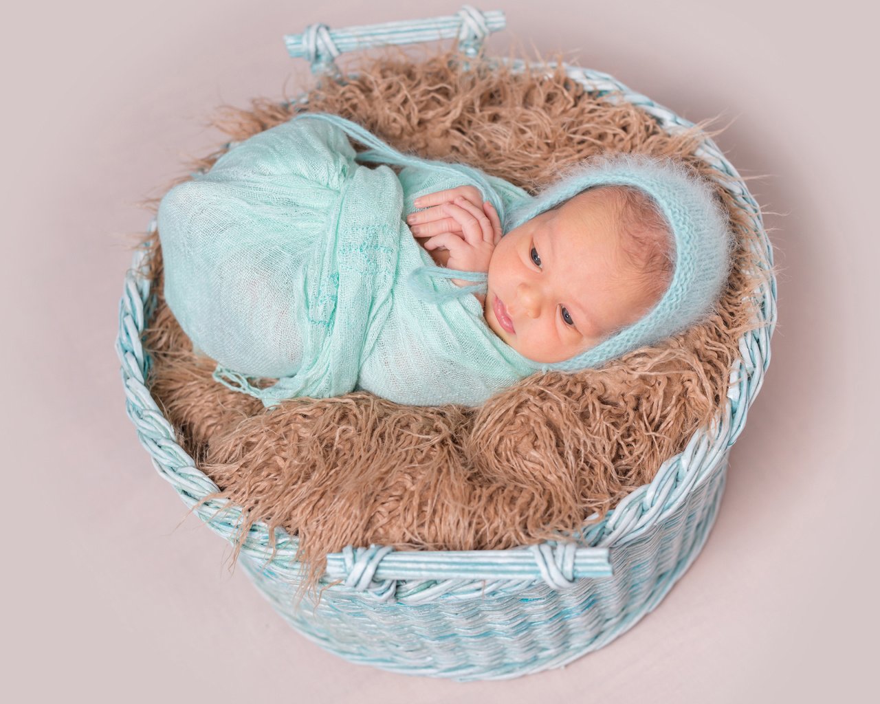 Обои мальчик, малыш, младенец, шапочка, мех, корзинка, кокон, boy, baby, cap, fur, basket, cocoon разрешение 5000x3568 Загрузить