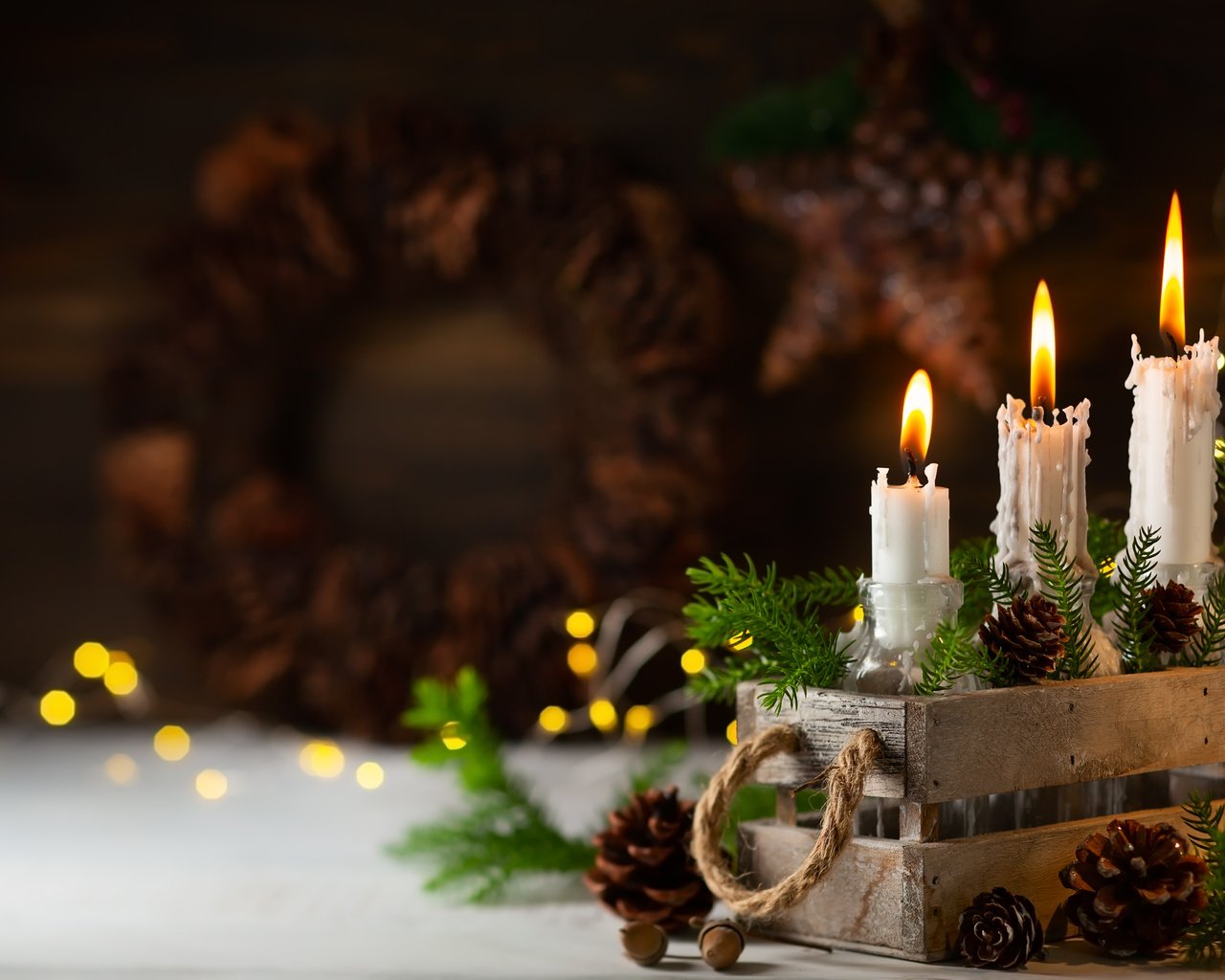 Обои ящик, свечи, композиция, новый год, елка, хвоя, ветки, праздник, рождество, шишки, box, candles, composition, new year, tree, needles, branches, holiday, christmas, bumps разрешение 5556x3704 Загрузить