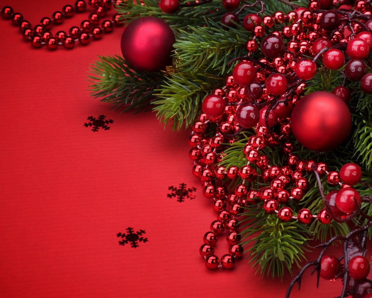 Обои новый год, шары, бусы, праздник, рождество, украшение, ветки ели, new year, balls, beads, holiday, christmas, decoration, fir-tree branches разрешение 1920x1200 Загрузить