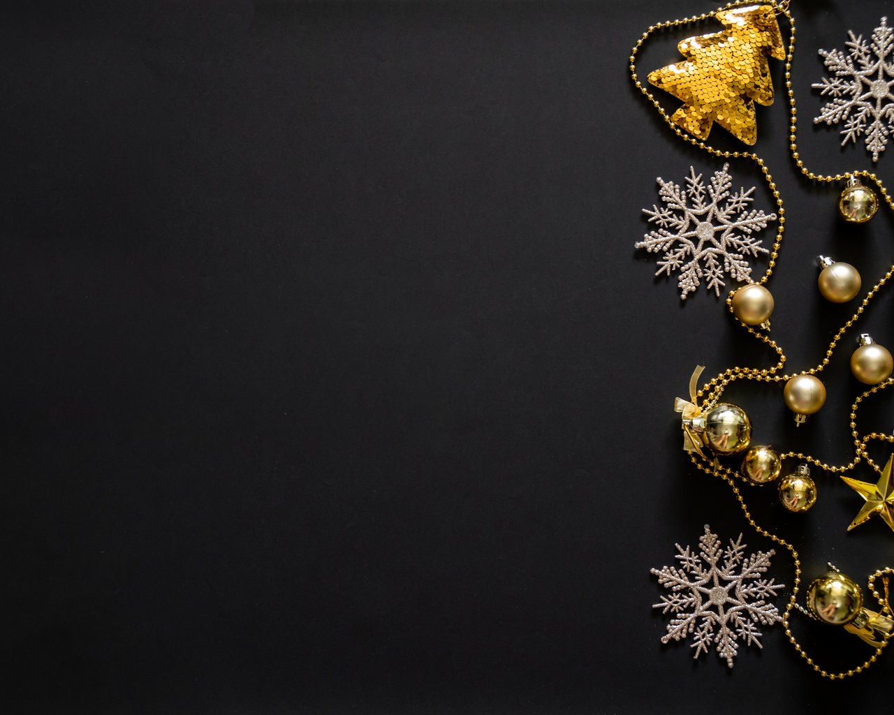 Обои новый год, снежинки, черный фон, игрушки, бусы, рождество, золотые, декор, new year, snowflakes, black background, toys, beads, christmas, gold, decor разрешение 5844x3896 Загрузить