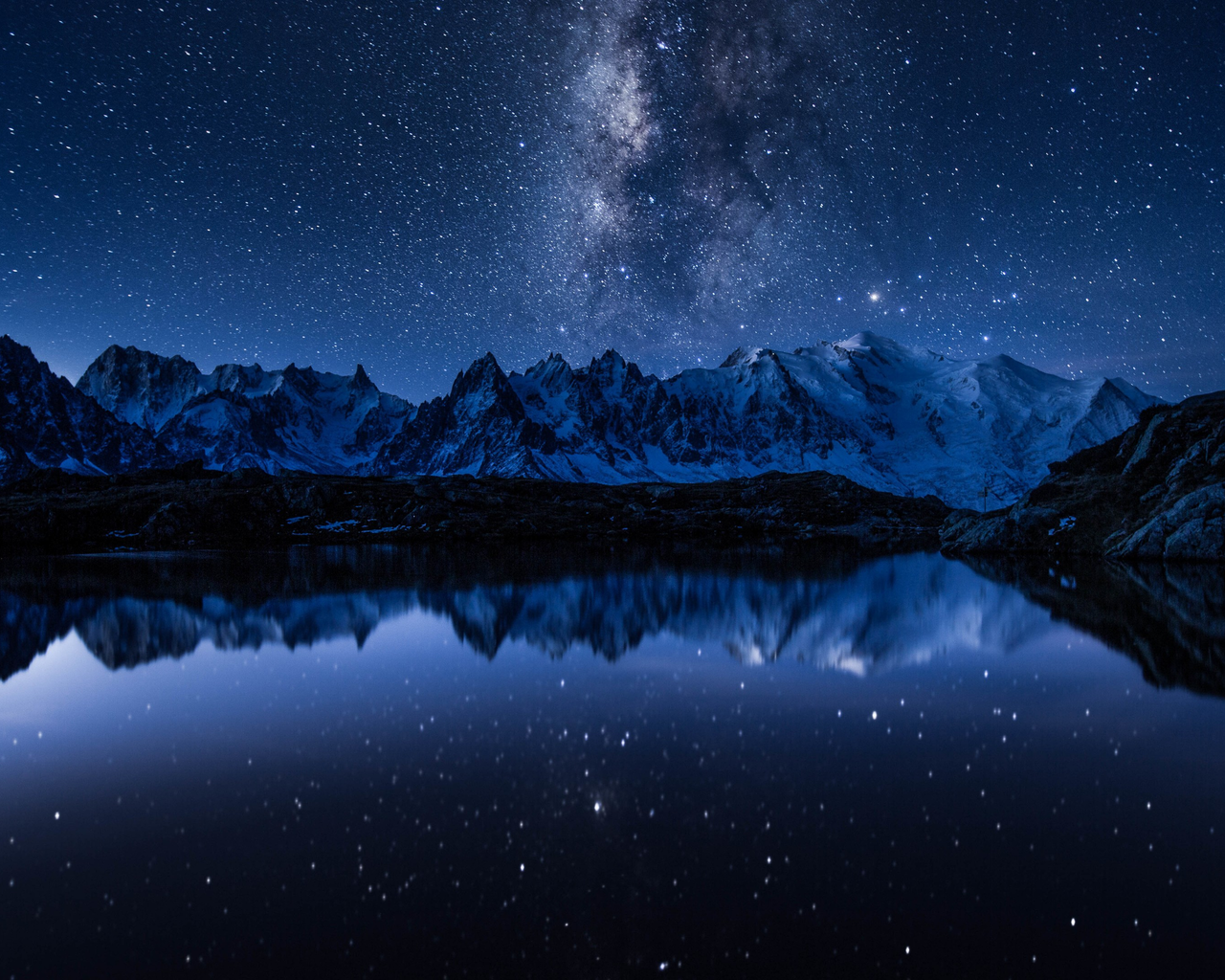 Обои небо, ночь, озеро, горы, отражение, звезды, млечный путь, the sky, night, lake, mountains, reflection, stars, the milky way разрешение 3840x2160 Загрузить