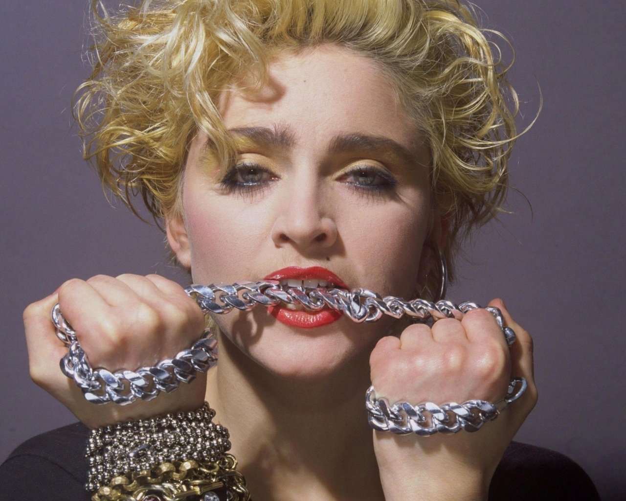 Обои актриса, певица, цепь, мадонна, actress, singer, chain, madonna разрешение 3840x2160 Загрузить