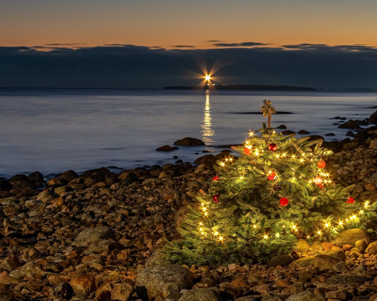 Обои берег, елка, праздник, shore, tree, holiday разрешение 3840x2160 Загрузить