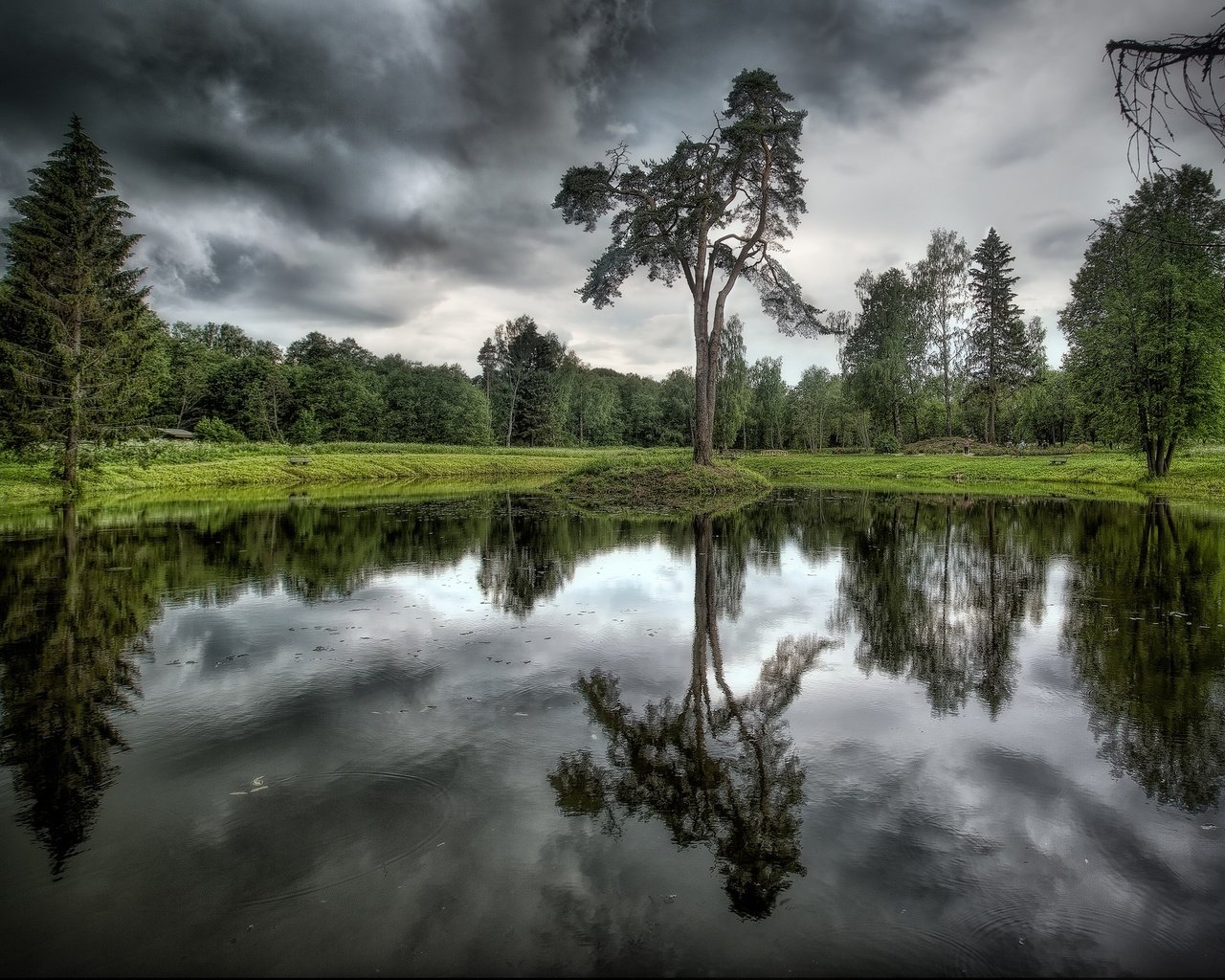 Обои деревья, озеро, тучи, отражение, trees, lake, clouds, reflection разрешение 2048x1365 Загрузить