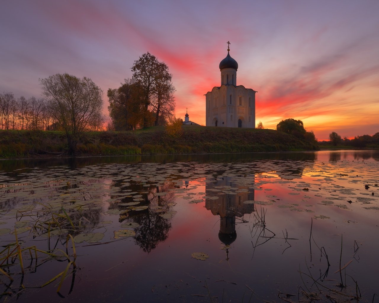 Обои деревья, максим евдокимов, река, природа, храм, закат, пейзаж, осень, церковь, trees, maxim evdokimov, river, nature, temple, sunset, landscape, autumn, church разрешение 2560x1708 Загрузить