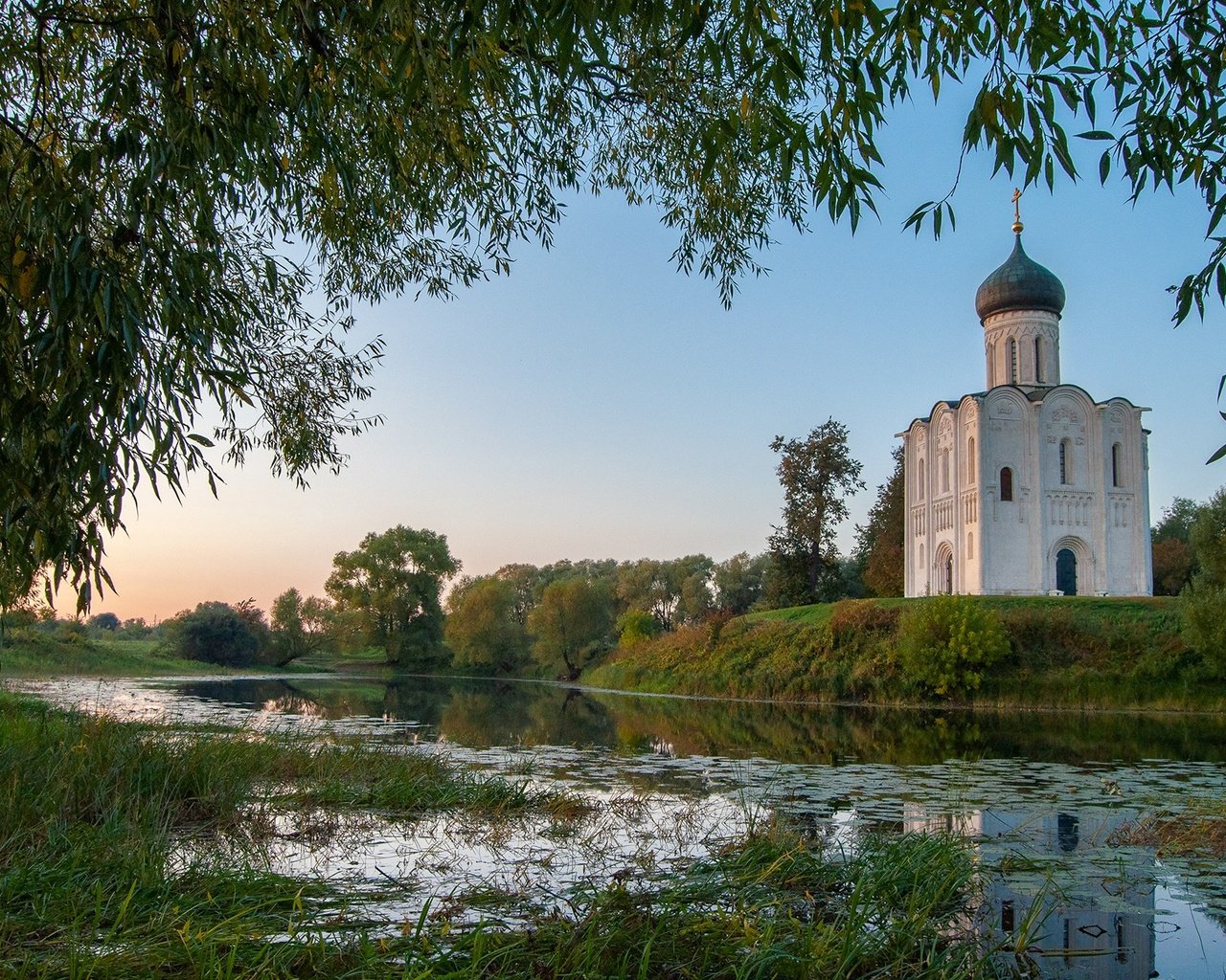 Обои деревья, травы, река, природа, пейзаж, утро, ветки, осень, церковь, trees, grass, river, nature, landscape, morning, branches, autumn, church разрешение 2000x1328 Загрузить