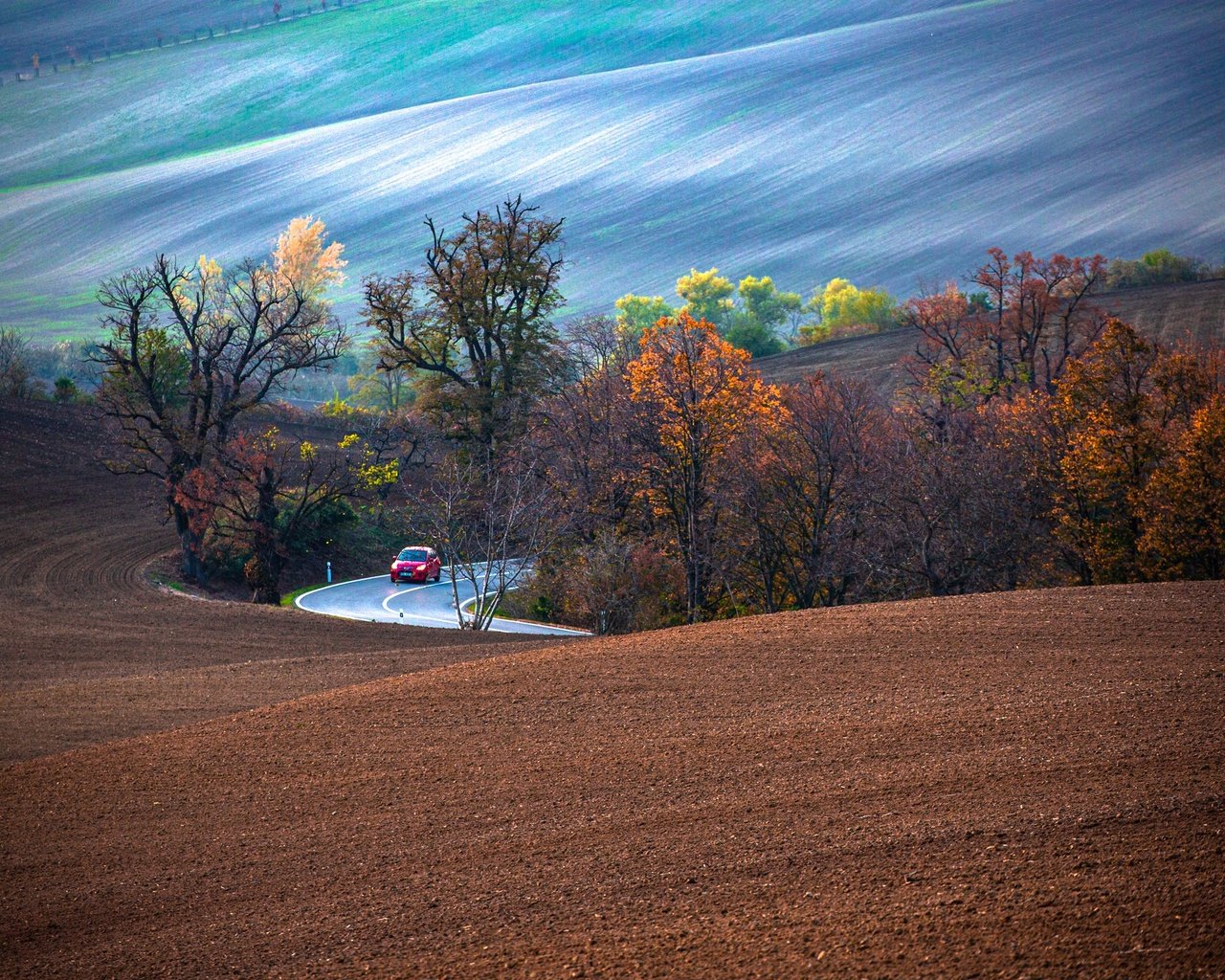 Обои дорога, деревья, природа, пейзаж, машина, осень, автомобиль, road, trees, nature, landscape, machine, autumn, car разрешение 2500x1667 Загрузить