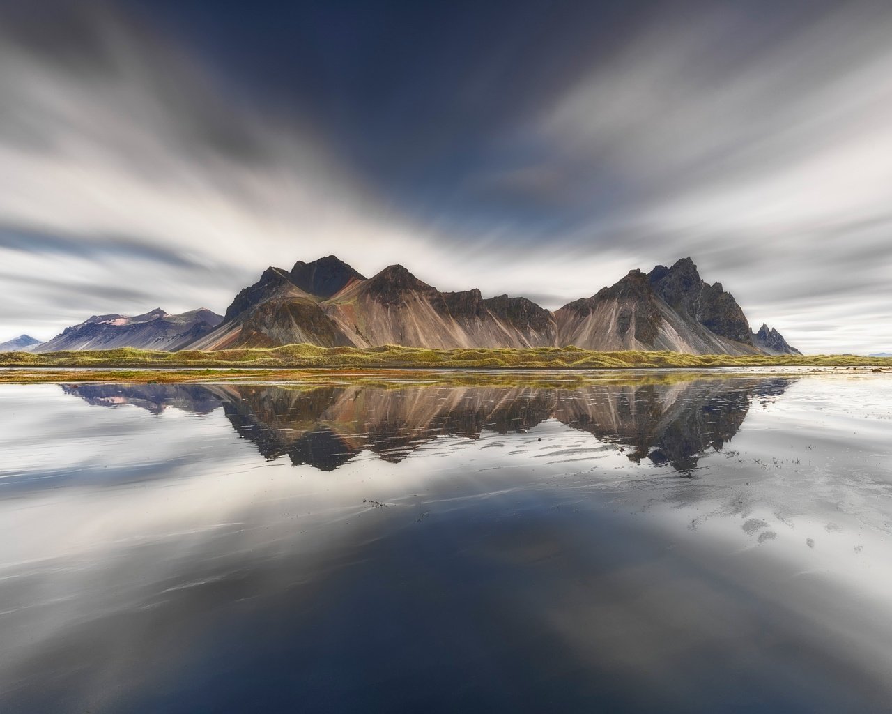 Обои небо, вода, горы, скалы, отражение, исландия, vestrahorn, the sky, water, mountains, rocks, reflection, iceland разрешение 2000x1499 Загрузить