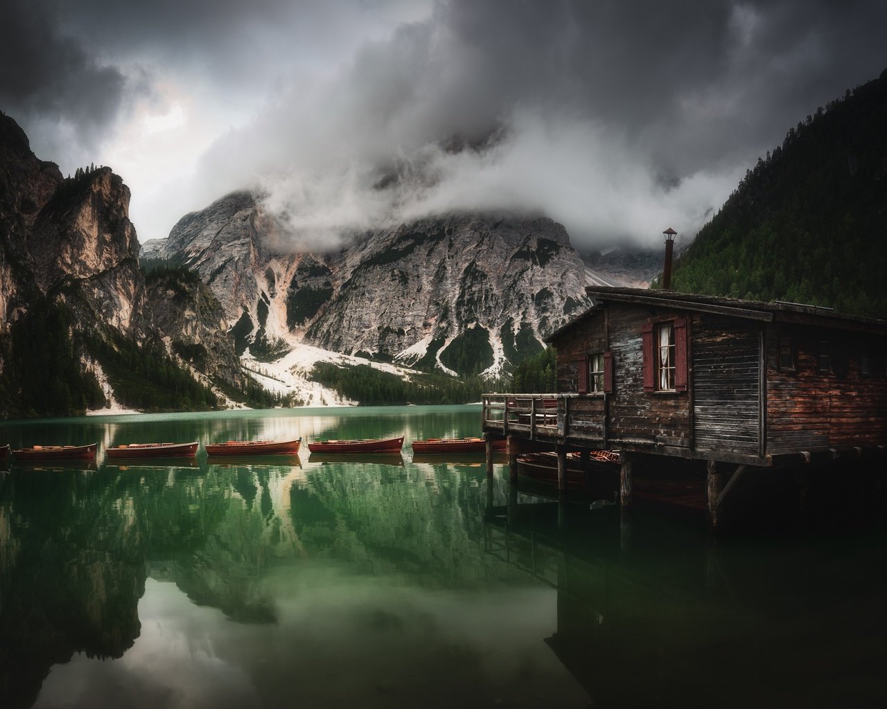 Обои облака, доломиты, озеро, горы, природа, пейзаж, лодки, италия, домик, clouds, the dolomites, lake, mountains, nature, landscape, boats, italy, house разрешение 2000x1666 Загрузить