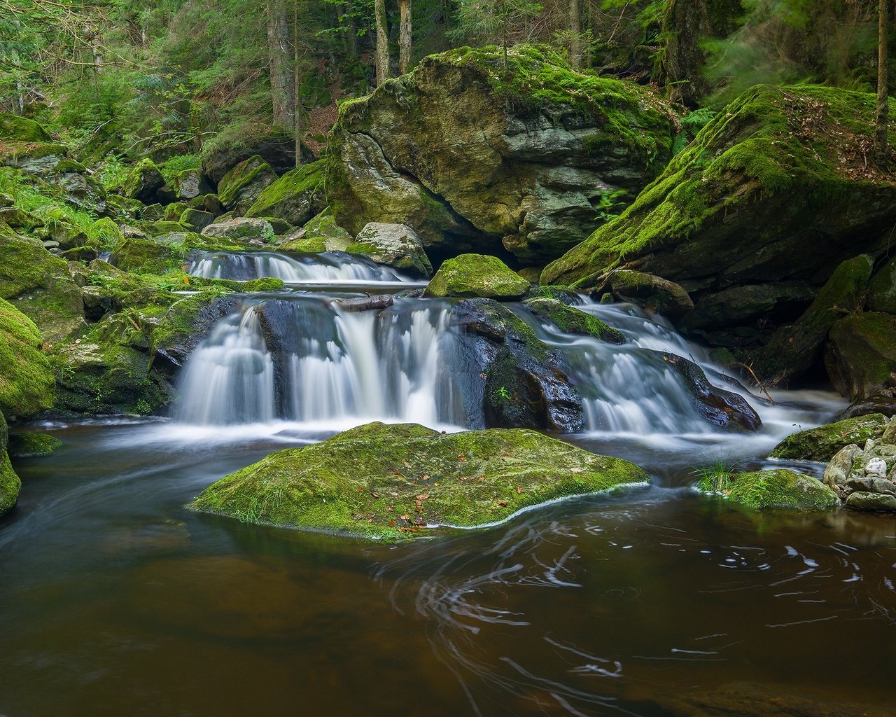 Обои река, камни, лес, водопад, мох, германия, бавария, каскад, river, stones, forest, waterfall, moss, germany, bayern, cascade разрешение 2048x1365 Загрузить