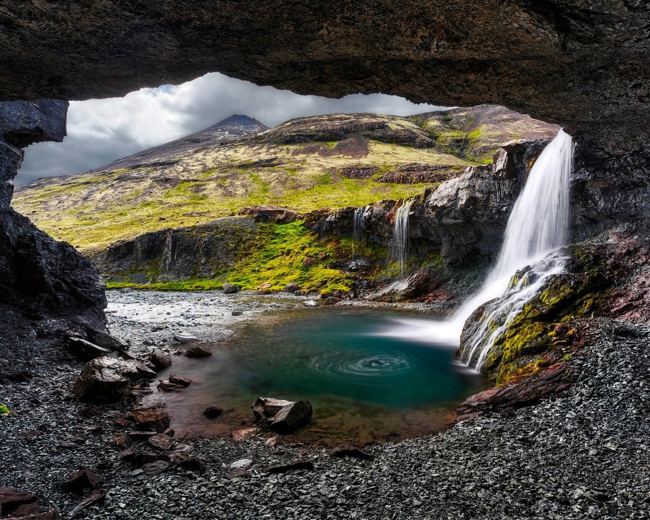 Обои трава, исландия, горы, скалы, камни, склон, водопад, мох, арка, grass, iceland, mountains, rocks, stones, slope, waterfall, moss, arch разрешение 2000x1499 Загрузить