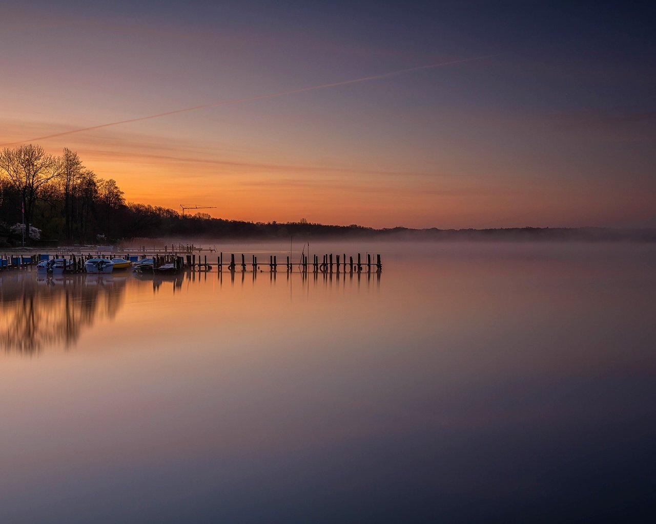 Обои деревья, zwischenahner meer, озеро, берег, утро, туман, лодки, причал, германия, trees, lake, shore, morning, fog, boats, pier, germany разрешение 2048x1365 Загрузить