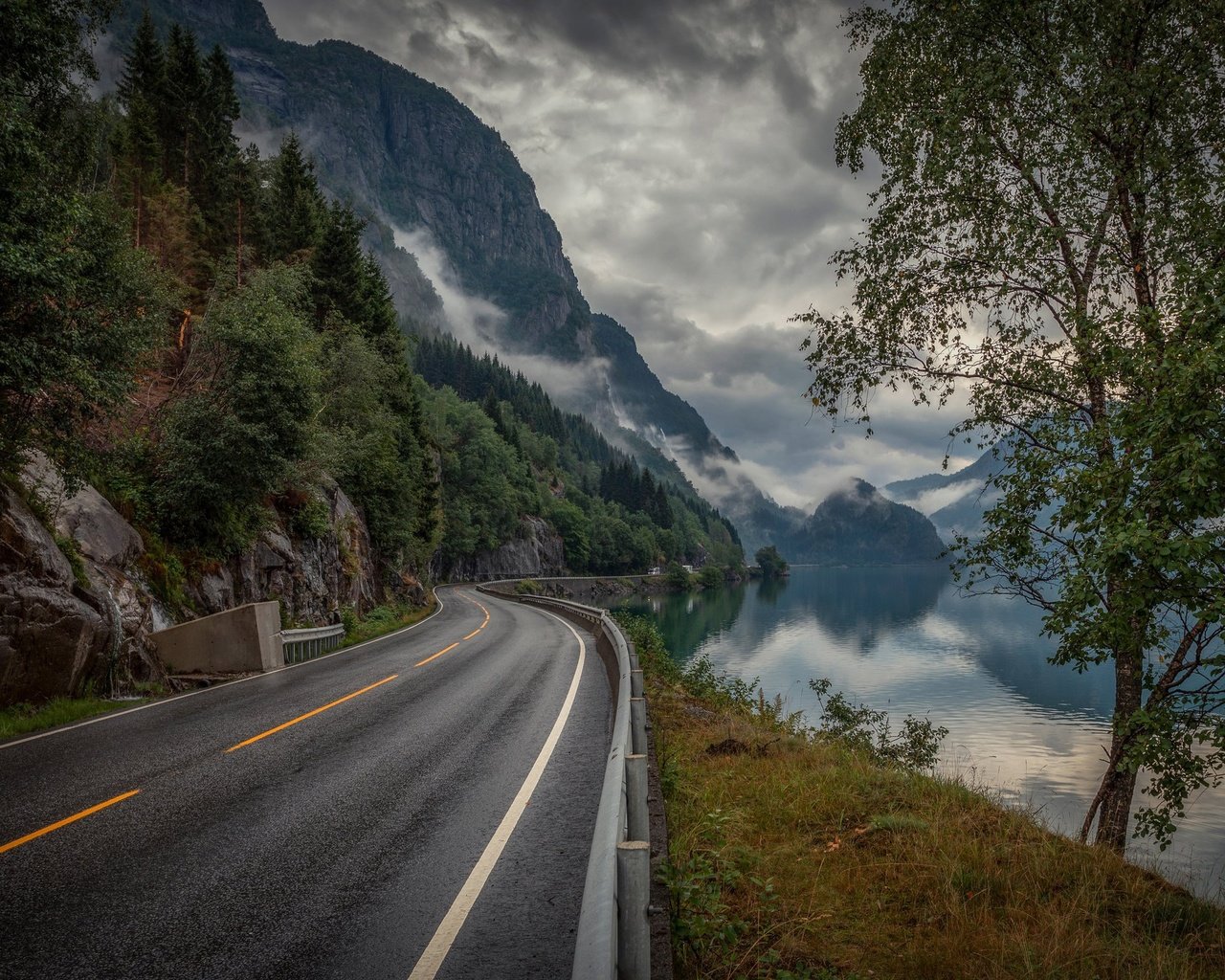 Обои дорога, деревья, озеро, горы, норвегия, road, trees, lake, mountains, norway разрешение 2448x1500 Загрузить