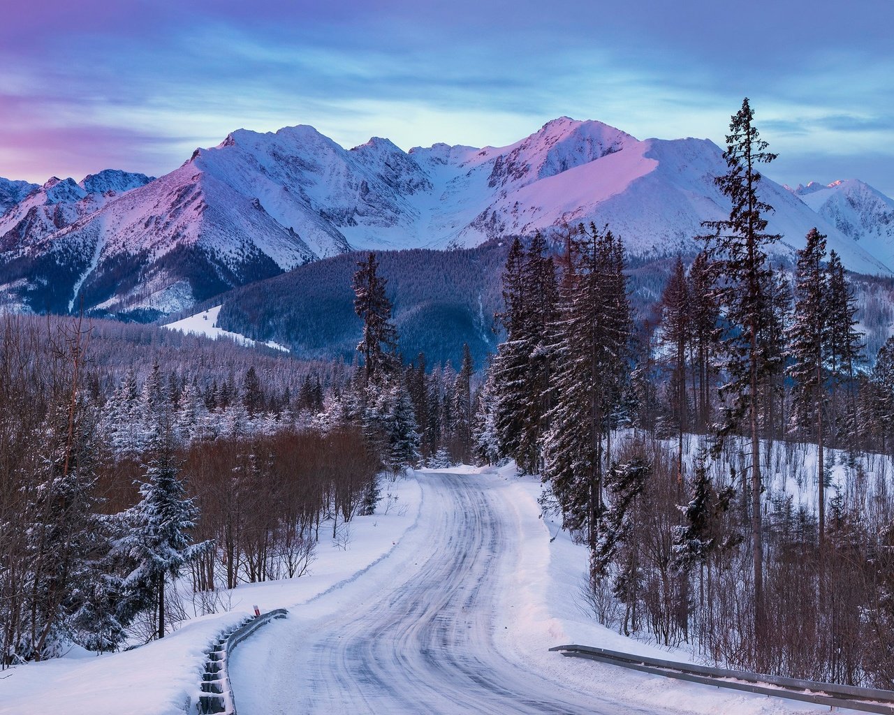 Обои дорога, деревья, горы, снег, лес, зима, road, trees, mountains, snow, forest, winter разрешение 2048x1365 Загрузить