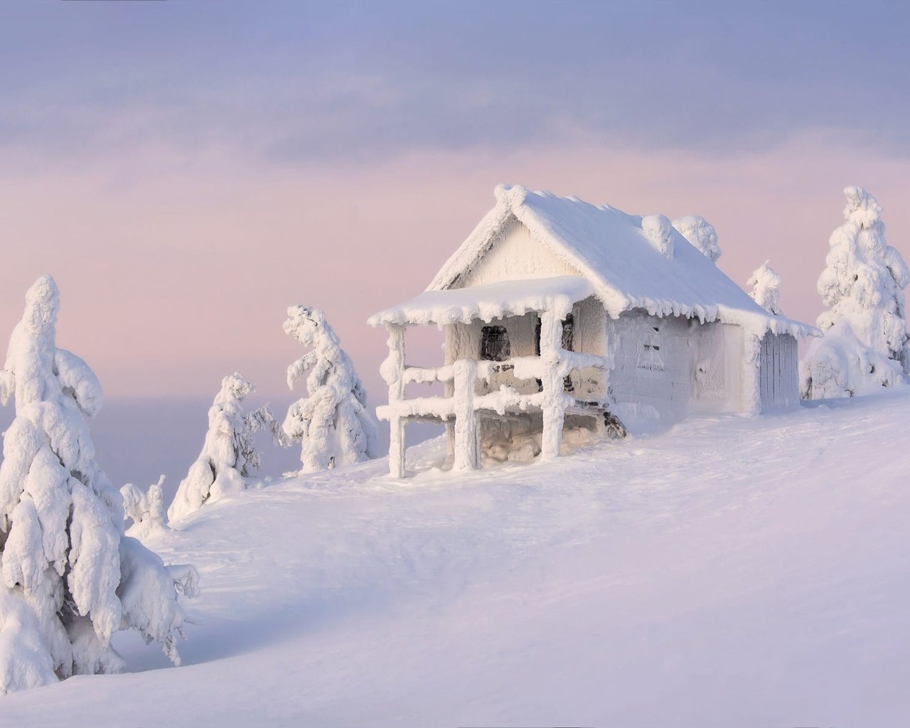 Обои небо, облака, снег, природа, зима, склон, дом, домик, избушка, hut, the sky, clouds, snow, nature, winter, slope, house разрешение 2000x1190 Загрузить