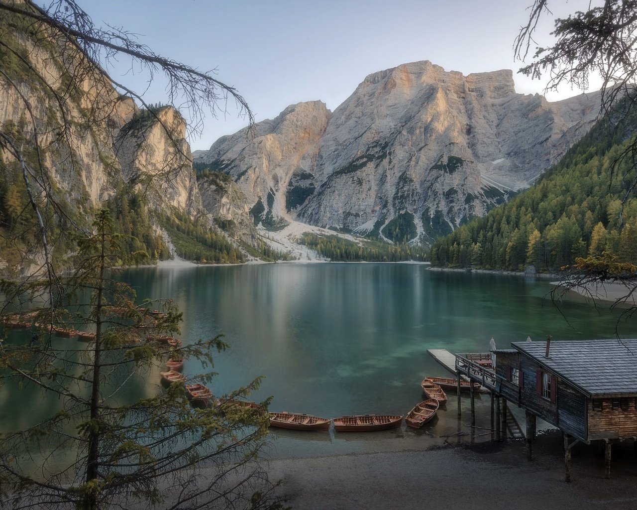 Lago di Braies осенью