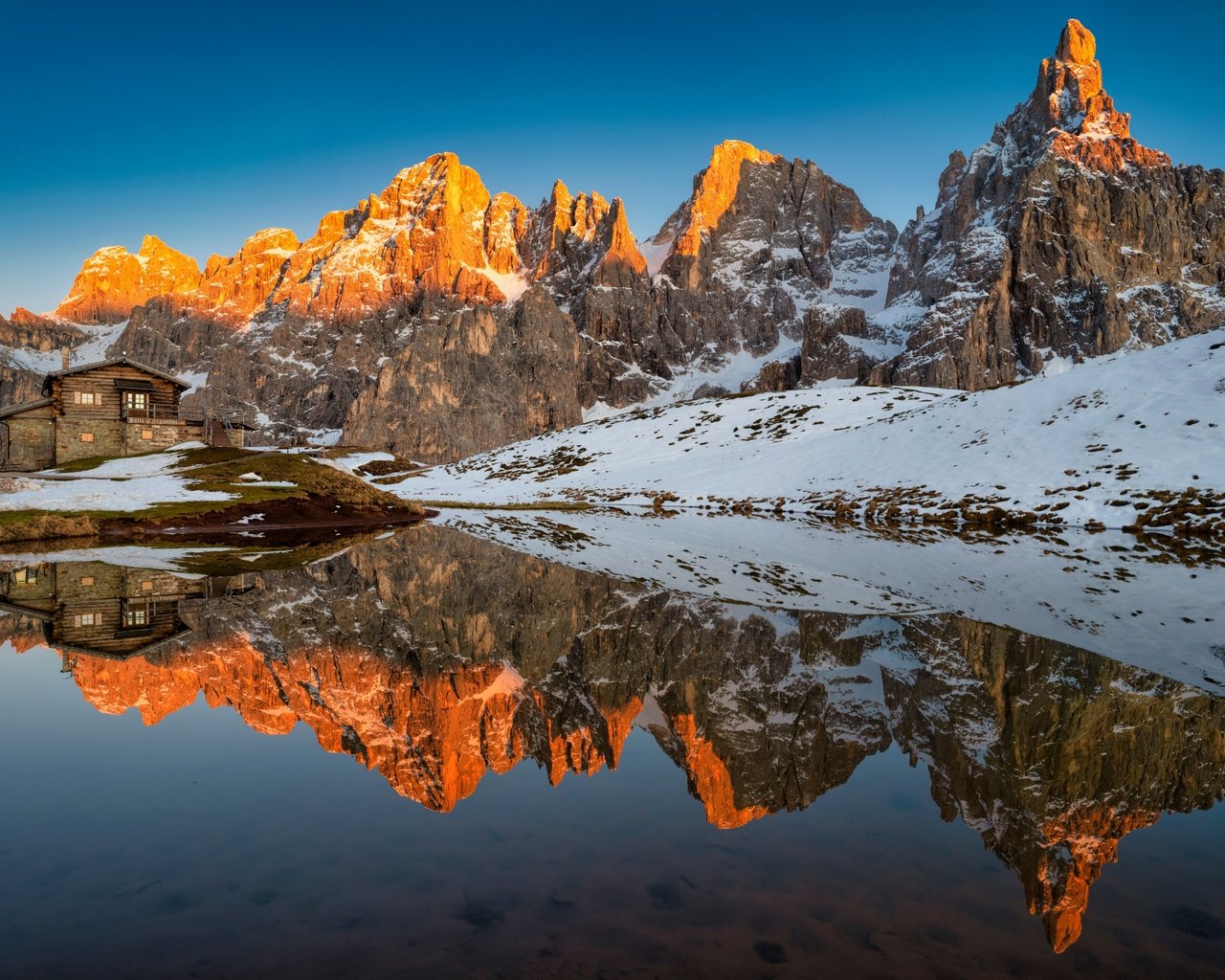 Обои вода, горы, снег, италия, домик, отражение в воде, water, mountains, snow, italy, house, the reflection in the water разрешение 5120x3415 Загрузить