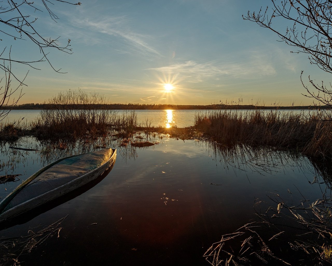 Обои трава, лодка, озеро, солнце, природа, закат, лучи, пейзаж, осень, grass, boat, lake, the sun, nature, sunset, rays, landscape, autumn разрешение 1920x1080 Загрузить