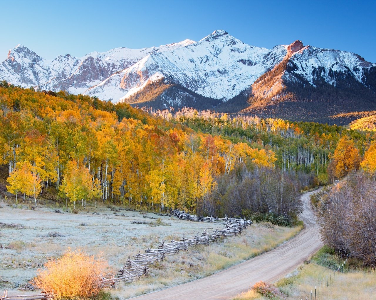 Обои дорога, горы, лес, осень, снежные вершины, road, mountains, forest, autumn, snowy peaks разрешение 2048x1365 Загрузить