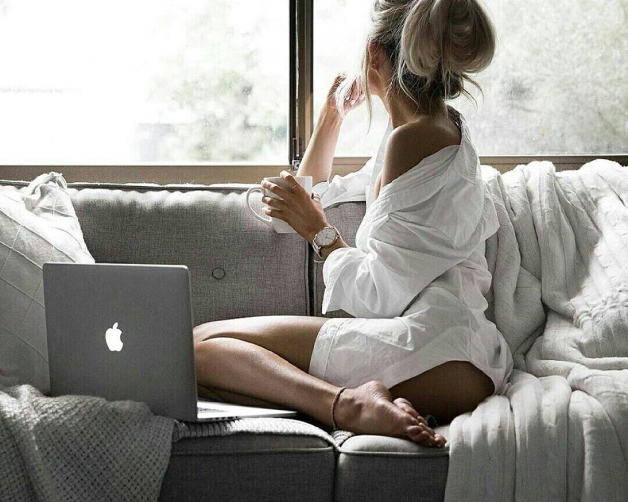 Обои девушка, кофе, окно, диван, ноутбук, girl, coffee, window, sofa, laptop разрешение 1920x1855 Загрузить