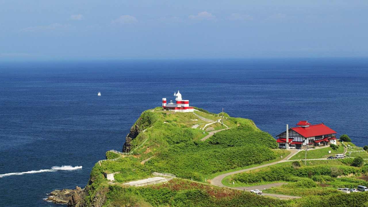 Обои море, япония, дома, даль, хоккайдо, зеленый холм, sea, japan, home, dal, hokkaido, green hill разрешение 1920x1200 Загрузить