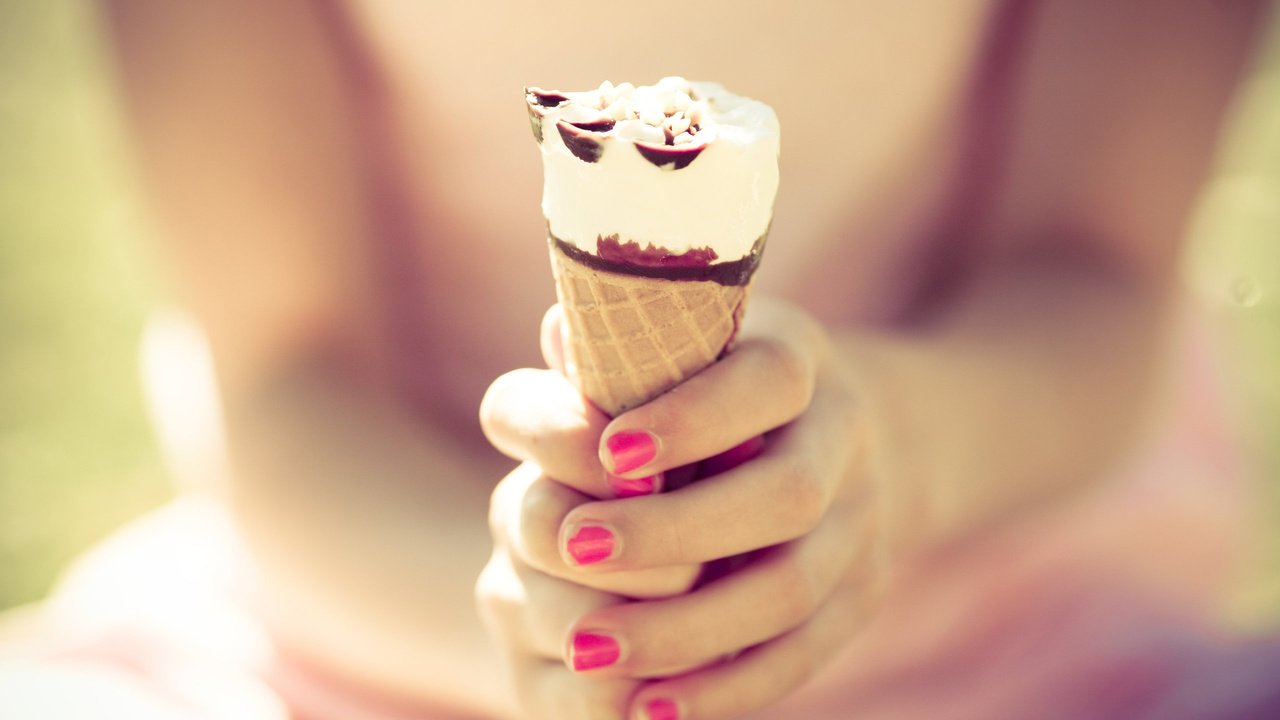 Обои девушка, мороженое, сладости, руки, рожок, girl, ice cream, sweets, hands, horn разрешение 2560x1600 Загрузить