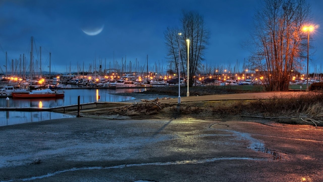 Обои небо, фонари, вечер, река, яхты, луна, причал, the sky, lights, the evening, river, yachts, the moon, pier разрешение 1920x1200 Загрузить